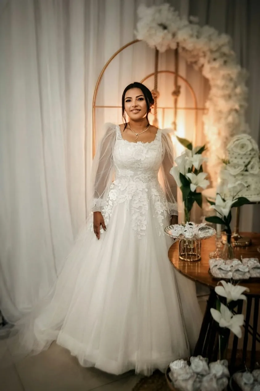 Noiva junto a flores brancas e iluminação quente na recepção